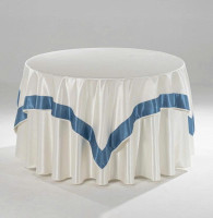 KHĂN TRẢI BÀN PHỐI MÀU TRẮNG VỚI VIỀN XANH DƯƠNG.